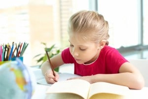 meisje-maakt-werkje-in-kinderboek-kinderplezier