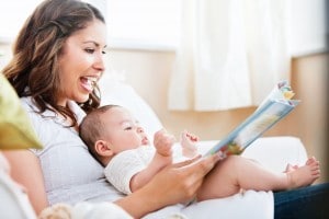 moeder-leest-baby-kinderboek-voor-kinderplezier