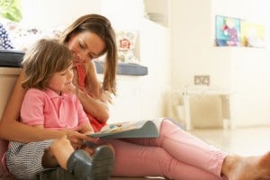 moeder-zit-met-zoon-en-leest-kinderboek-kinderplezier