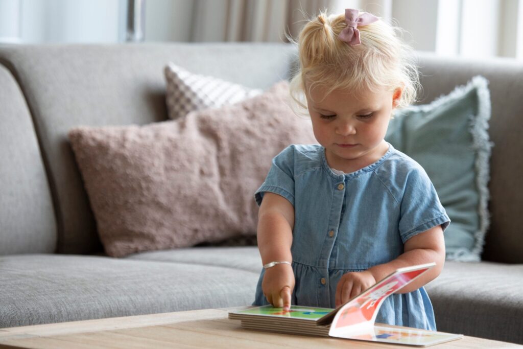 Jongen bladert door boeken
