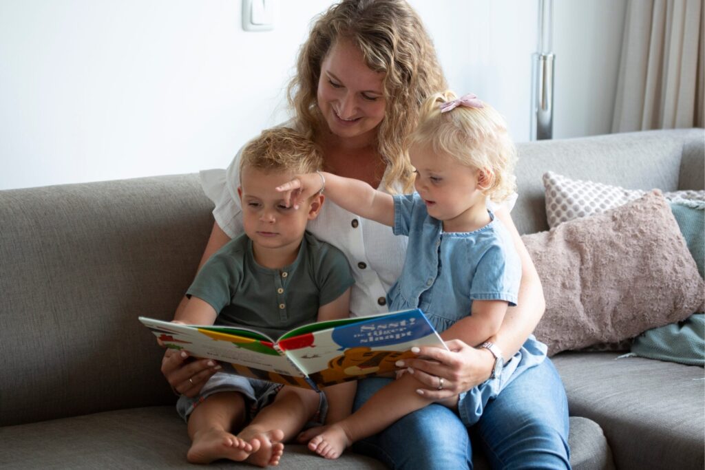 Kind leest een boek